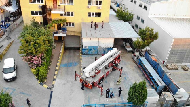 Tuzla’da Babasının İş Yerine Gelen 13 Yaşındaki Çocuk, Camdan Sarkıp Düştü