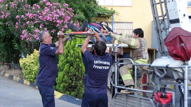 Tuzla’da Babasının İş Yerine Gelen 13 Yaşındaki Çocuk, Camdan Sarkıp Düştü