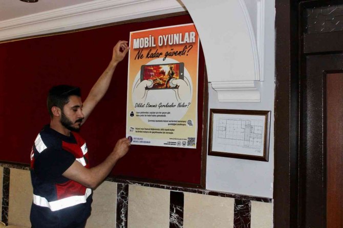 Elazığ’da Jandarma Ekiplerinden Vatandaşlara ‘Siber Farkındalık’ Eğitimi