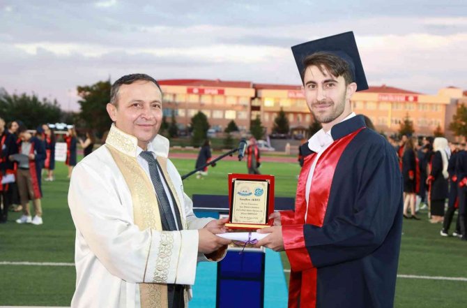 Erü Spor Bilimleri Fakültesi’nde Mezuniyet Coşkusu
