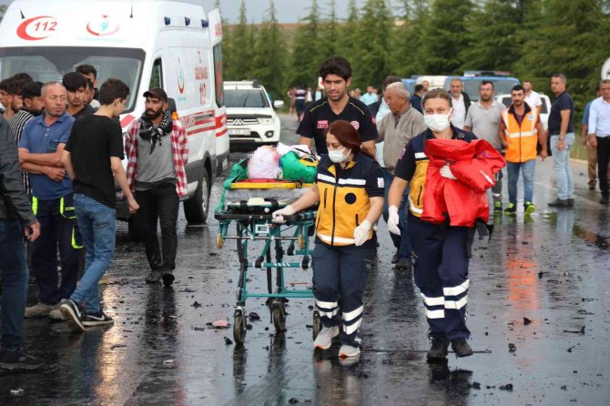 Eskişehir’de Karavanla Otomobil Çarpıştı: 2’si Fransız 5 Yaralı