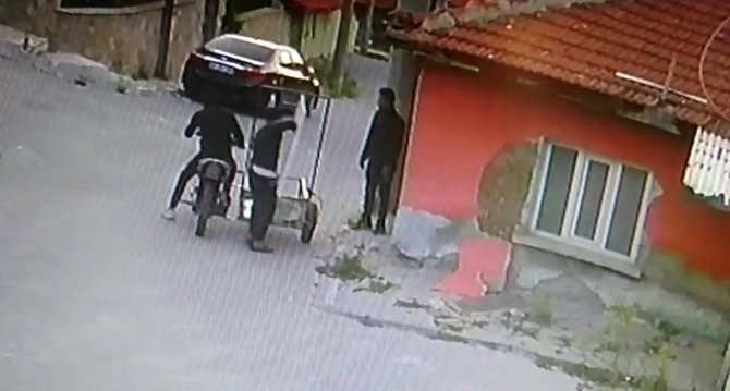 Pencerenin Demir Korkuluklarını Çaldılar