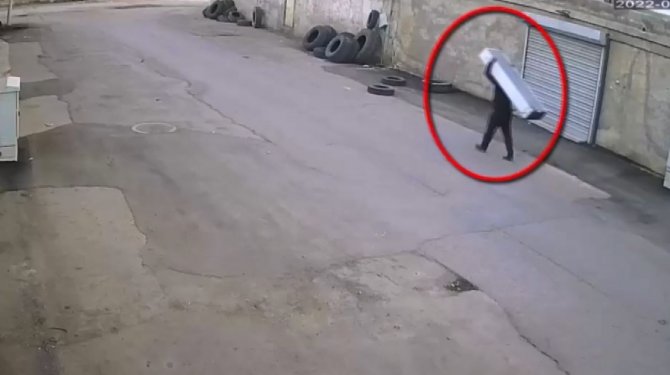 İ̇şyerinden Klima Ve Motosiklet Çalan Hırsızlar Kamerada