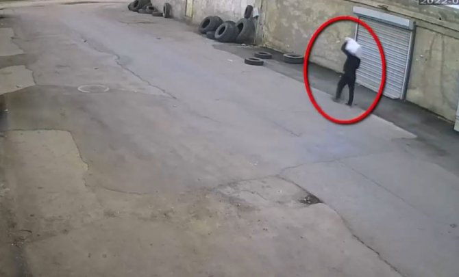 İ̇şyerinden Klima Ve Motosiklet Çalan Hırsızlar Kamerada
