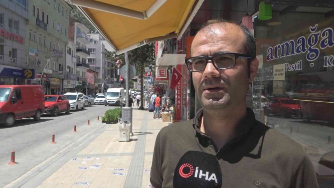 Yavru Kargayı Kurtarmak İçin Esnaf Seferber Oldu