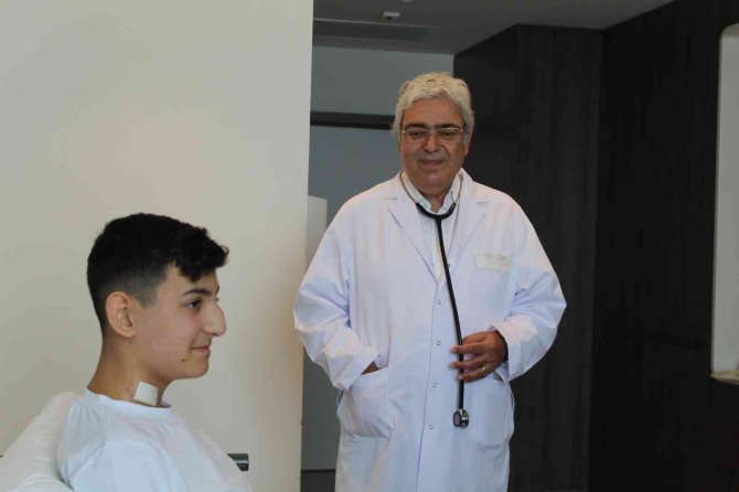 Dünyada Robotik Yöntemle İlk Defa Bir Çocukta Sol Akciğer Damar Anormalliğinin Düzeltilmesi Ameliyatı Türkiye’de Yapıldı