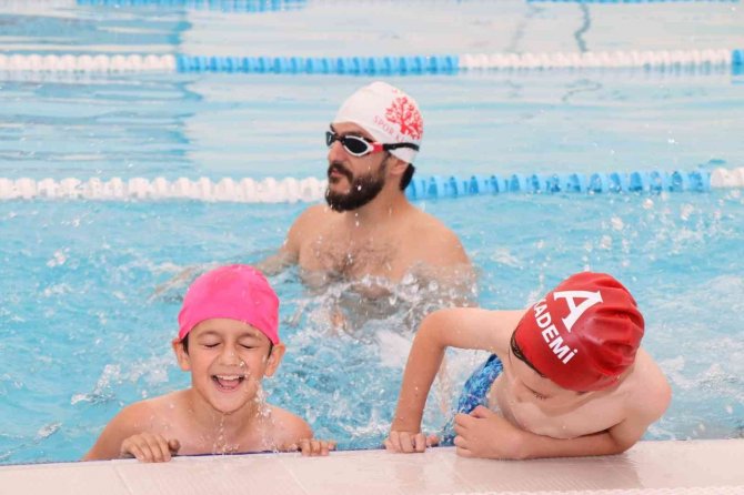 İ̇zmit’te Çocuklar Yüzme Öğreniyor