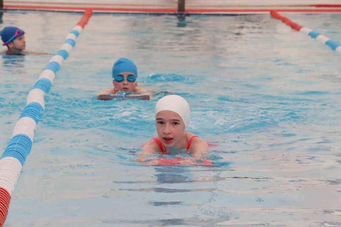 İ̇zmit’te Çocuklar Yüzme Öğreniyor