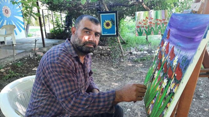 Şehrin Gürültüsünden Kaçıp Köyüne Yerleşti, Yaptığı Resimler Göz Dolduruyor