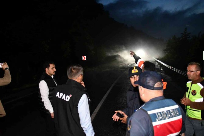 Heyelan Tehlikesinden Dolayı Yol Ulaşıma Kapalı