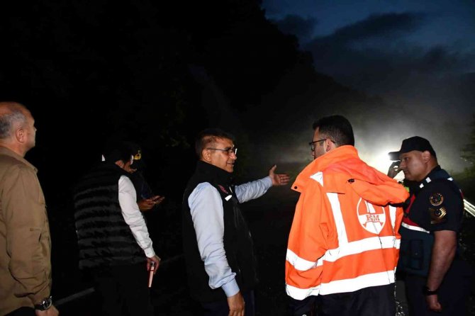 Heyelan Tehlikesinden Dolayı Yol Ulaşıma Kapalı