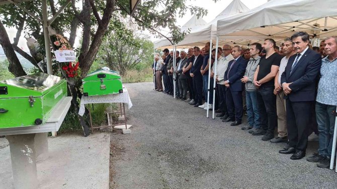 Trafik Kazasında Ölen Karı Koca Birlikte Defnedildi