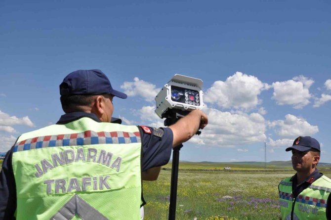 Kars’ta Yerli Mobil Hız Tespit Sistemiyle Jandarma Uygulama Yapıyor