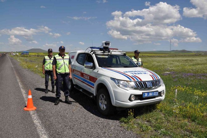 Kars’ta Yerli Mobil Hız Tespit Sistemiyle Jandarma Uygulama Yapıyor