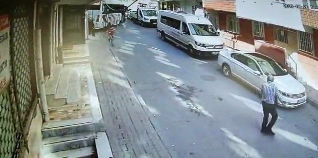 Freni Boşalan Midibüs Duvara Çarptı, Oyun Oynayan Çocuk Son Anda Kurtuldu