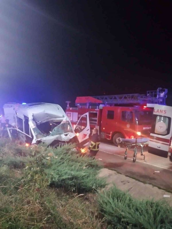 Beton Mikseri İle Midibüs Çarpıştı: 13 Yaralı