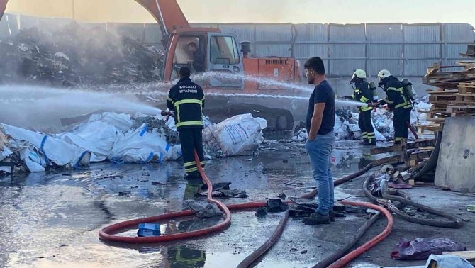 Geri Dönüşüm Deposu Alevlere Teslim Oldu