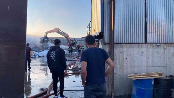 Geri Dönüşüm Deposu Alevlere Teslim Oldu