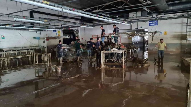 Bartın’da Tekstil Fabrikası Sular Altında Kaldı