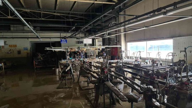 Bartın’da Tekstil Fabrikası Sular Altında Kaldı