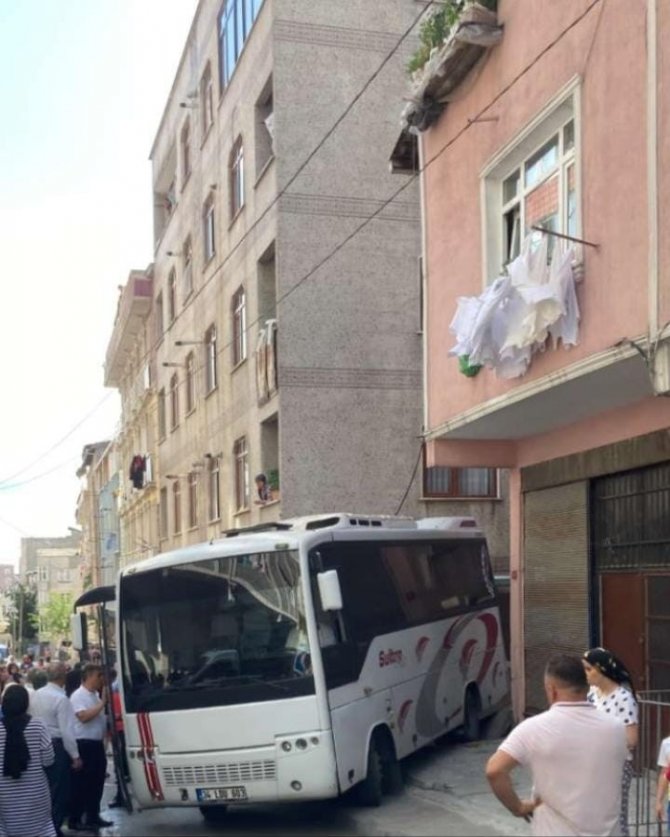 Freni Boşalan Midibüs Duvara Çarptı, Oyun Oynayan Çocuk Son Anda Kurtuldu