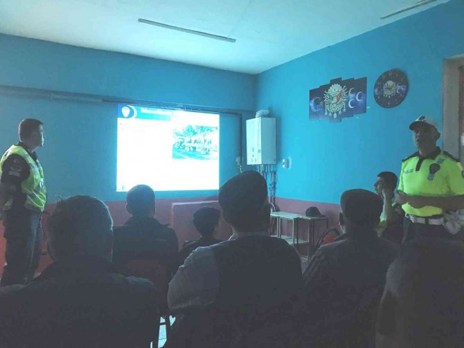 Kütahya’da Traktör Sürücülerine Güvenli Sürüş Eğitimi
