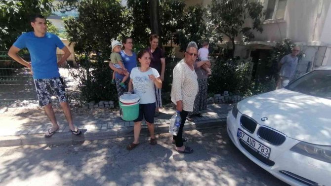 Manavgat’ta Boş Arsalardaki Kuru Otlar Yangın Tehlikesi Oluşturuyor