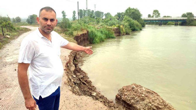 Üç Mahallenin Bağlantısını Sağlayan Yol Çöktü