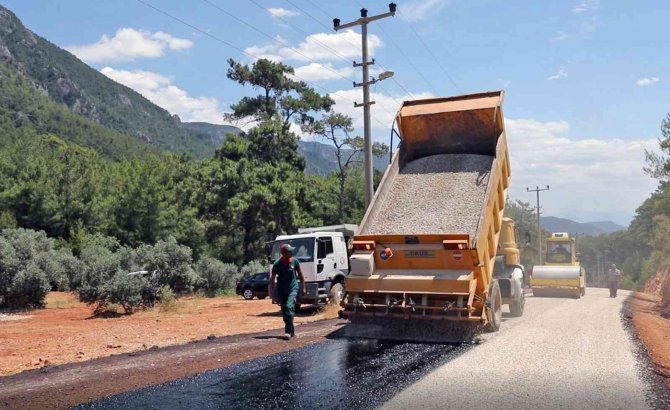 Kuyucak-akyaka Bağlantı Yolunda Asfaltlama Çalışması