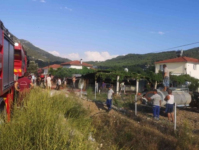 Ahır Yangınında Ticari Araç Küle Döndü, 8 Hayvan Alevlerden Zarar Gördü