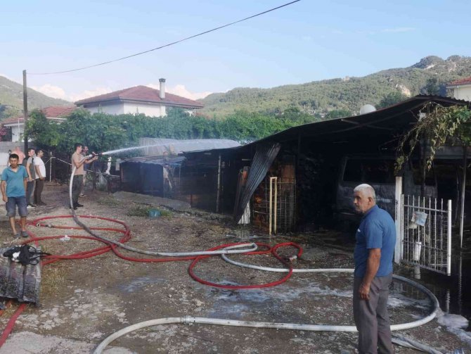 Ahır Yangınında Ticari Araç Küle Döndü, 8 Hayvan Alevlerden Zarar Gördü