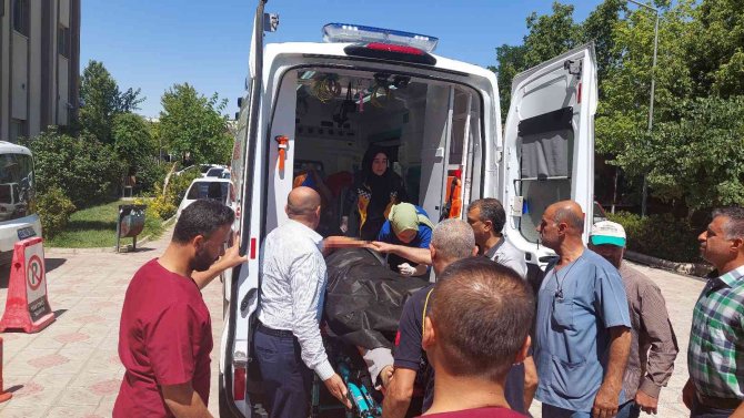 Kahta’da Traktör Devrildi: 4 Yaralı