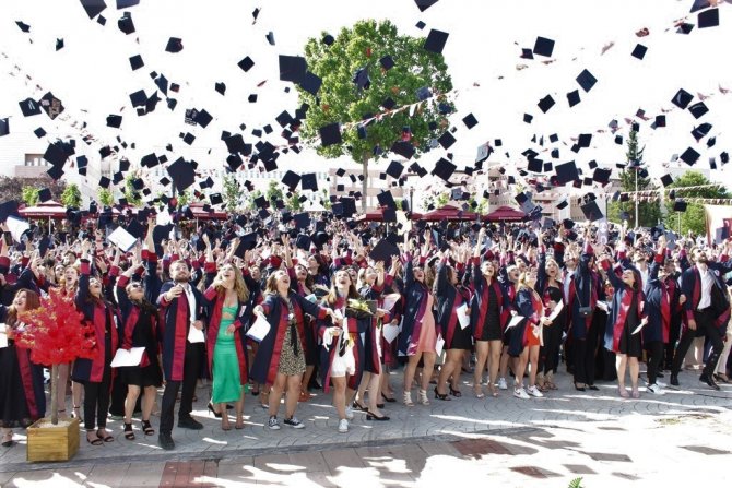 Omü’de Geleceğin Öğretmenleri Ve Sanatçıları Mezun Oldu