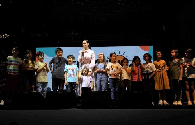“Samsak Döveci” Şarkısıyla Zirve Yapan Elif Buse Doğan Şarkılarını Sahnede Çocuklarla Söyledi
