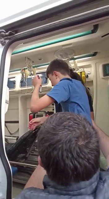 Dut Toplamak İsteyen Çocuğun Eline Korkuluk Demiri Saplandı