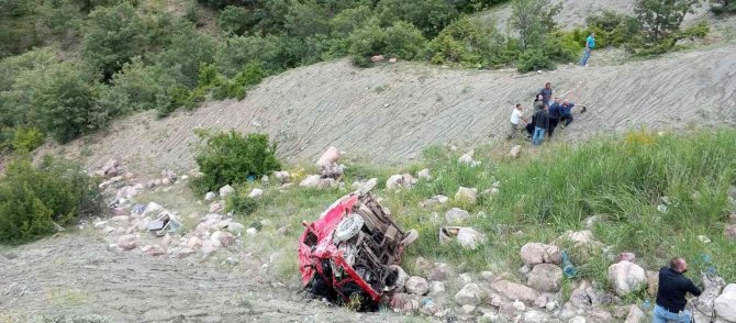 Tokat’ta Minibüs Uçuruma Yuvarlandı. 4 Ölü, 1 Yaralı