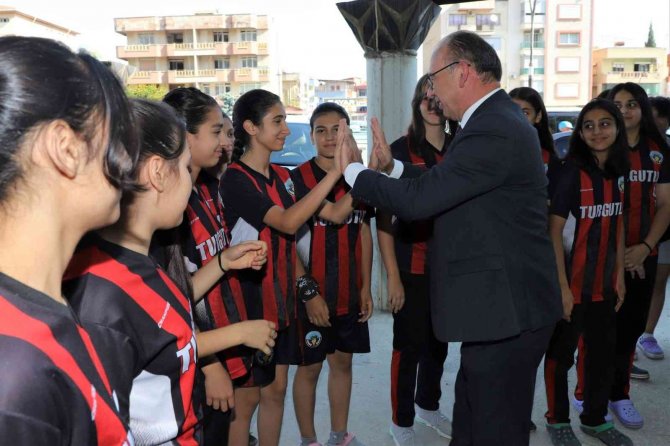 Başkan Akın Hentbol Takımını Antalya’ya Uğurladı