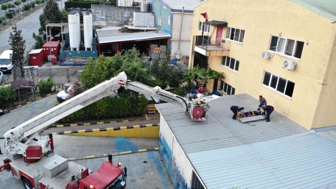Tuzla’da Babasının İş Yerine Gelen 13 Yaşındaki Çocuk, Camdan Sarkıp Düştü