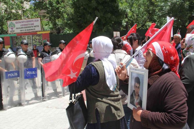 Vanlı Anne: “Kandil’in Bütün Yollarını Biz Anne Ve Babalar Kapatmışız”