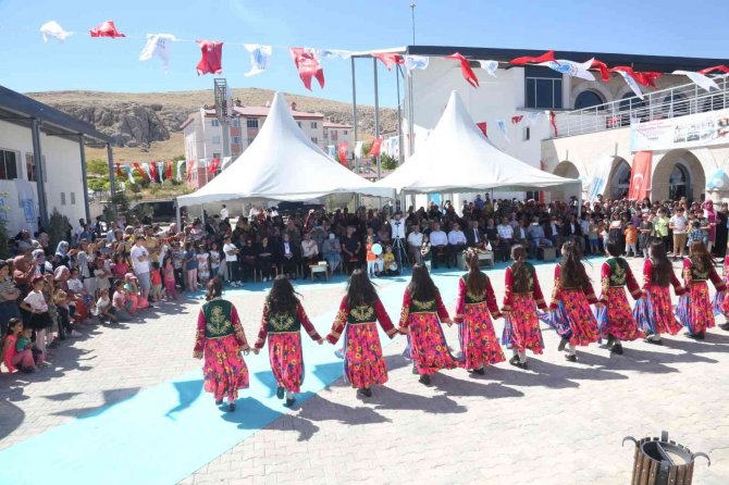 Tuşba’da Yılsonu Sergi Ve Sertifika Töreni