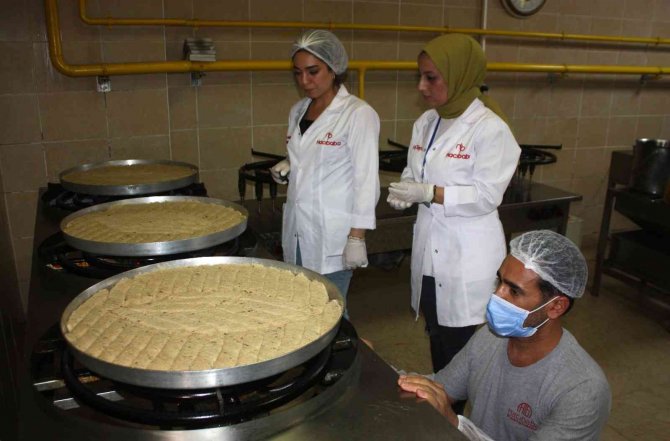 Diyarbakır’da Tatlıcılar Siparişleri Yetiştirmek İçin Üç Vardiyaya Geçti