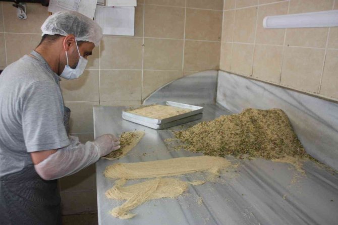 Diyarbakır’da Tatlıcılar Siparişleri Yetiştirmek İçin Üç Vardiyaya Geçti