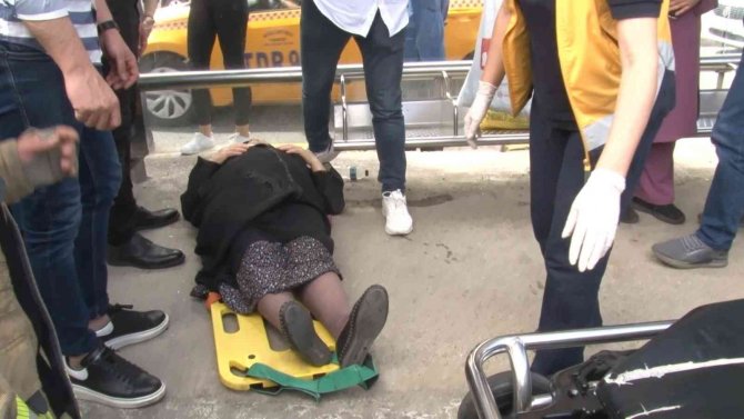 Ataşehir’de Otomobil Minibüsle Çarpışıp Durağa Daldı: 2 Yaralı