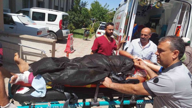 Kahta’da Traktör Devrildi: 4 Yaralı