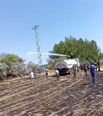 Anız Yangını Toplanmış Samanlara Sıçradı