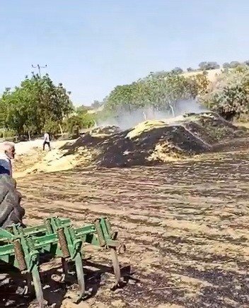 Anız Yangını Toplanmış Samanlara Sıçradı