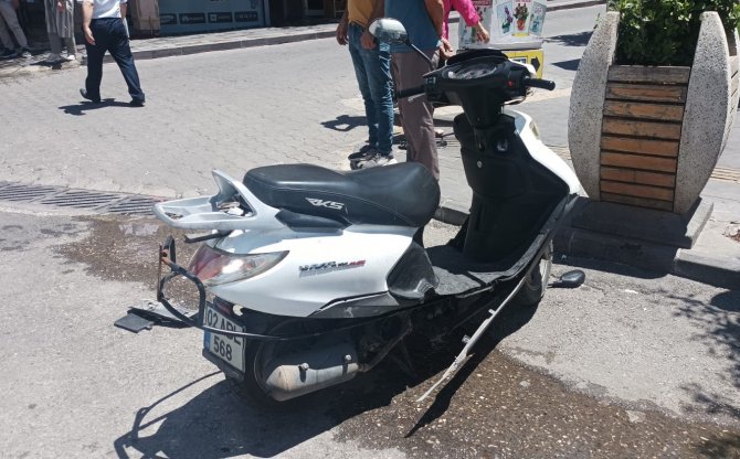 Otomobil İle Motosiklet Çarpıştı: 2 Yaralı