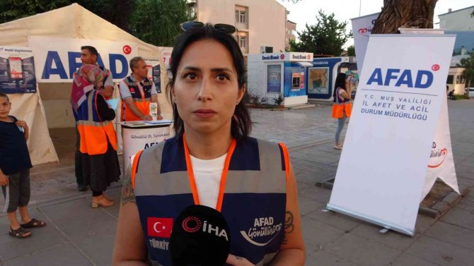 Van Depremini Yaşayan Afetzede Kadın Gönüllü Olarak Afetlere Karşı Vatandaşı Bilgilendiriyor