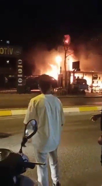 Sultanbeyli’de Restoranında Patlama, Patlayan Restoran Alev Alev Yandı
