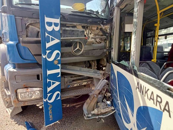 Ankara’da Belediye Otobüsü İle Beton Mikserinin Çarpışma Anı Kamerada